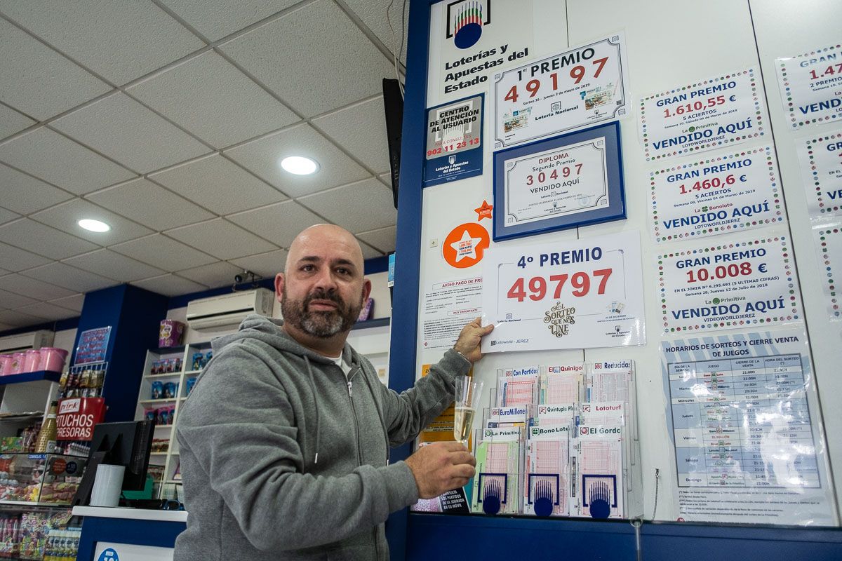 Un vendedor de Lotería en Jerez, en una imagen de archivo. FOTO: MANU GARCÍA