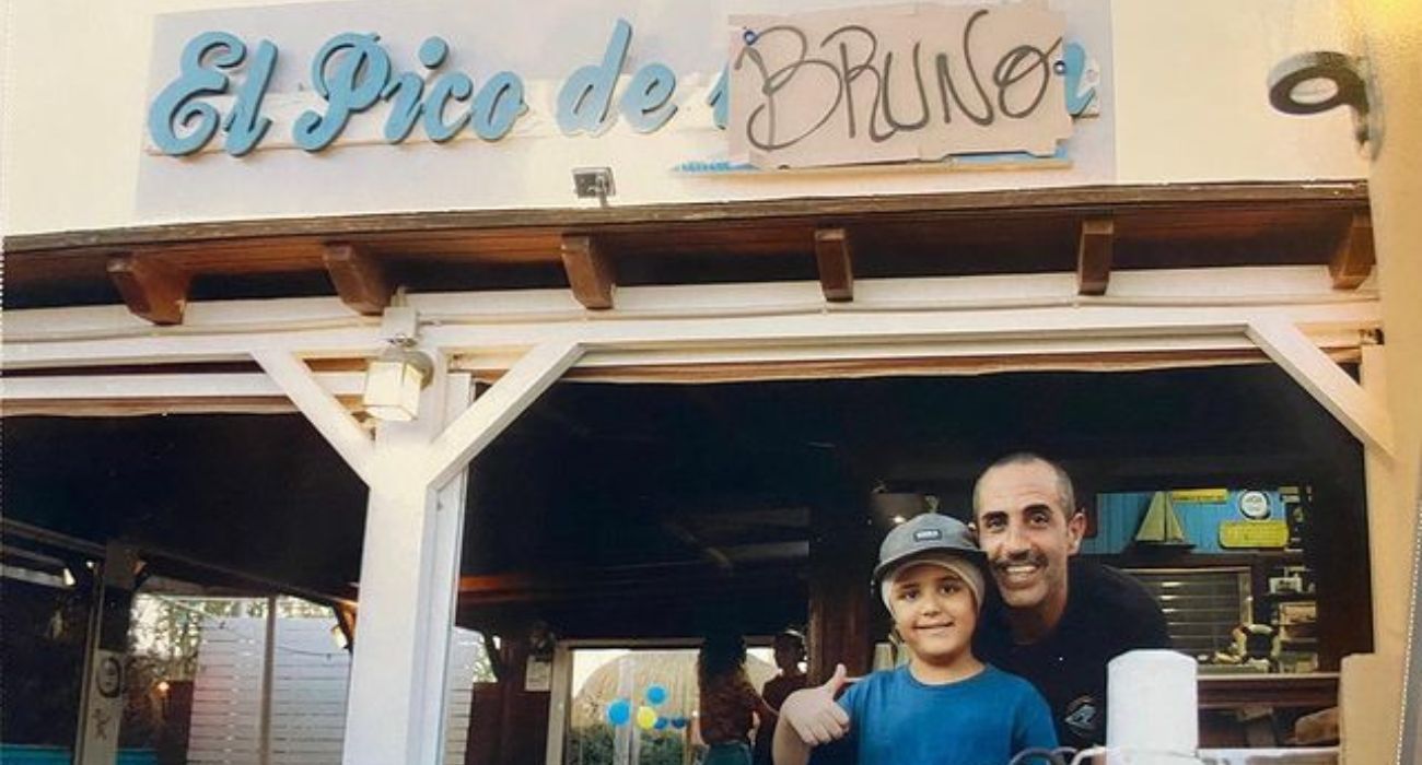 El pequeño Bruno, en el chiringuito de El Palmar que cambió su nombre en un bonito detalle. El pequeño Bruno, en el chiringuito de El Palmar que cambió su nombre en un bonito detalle.