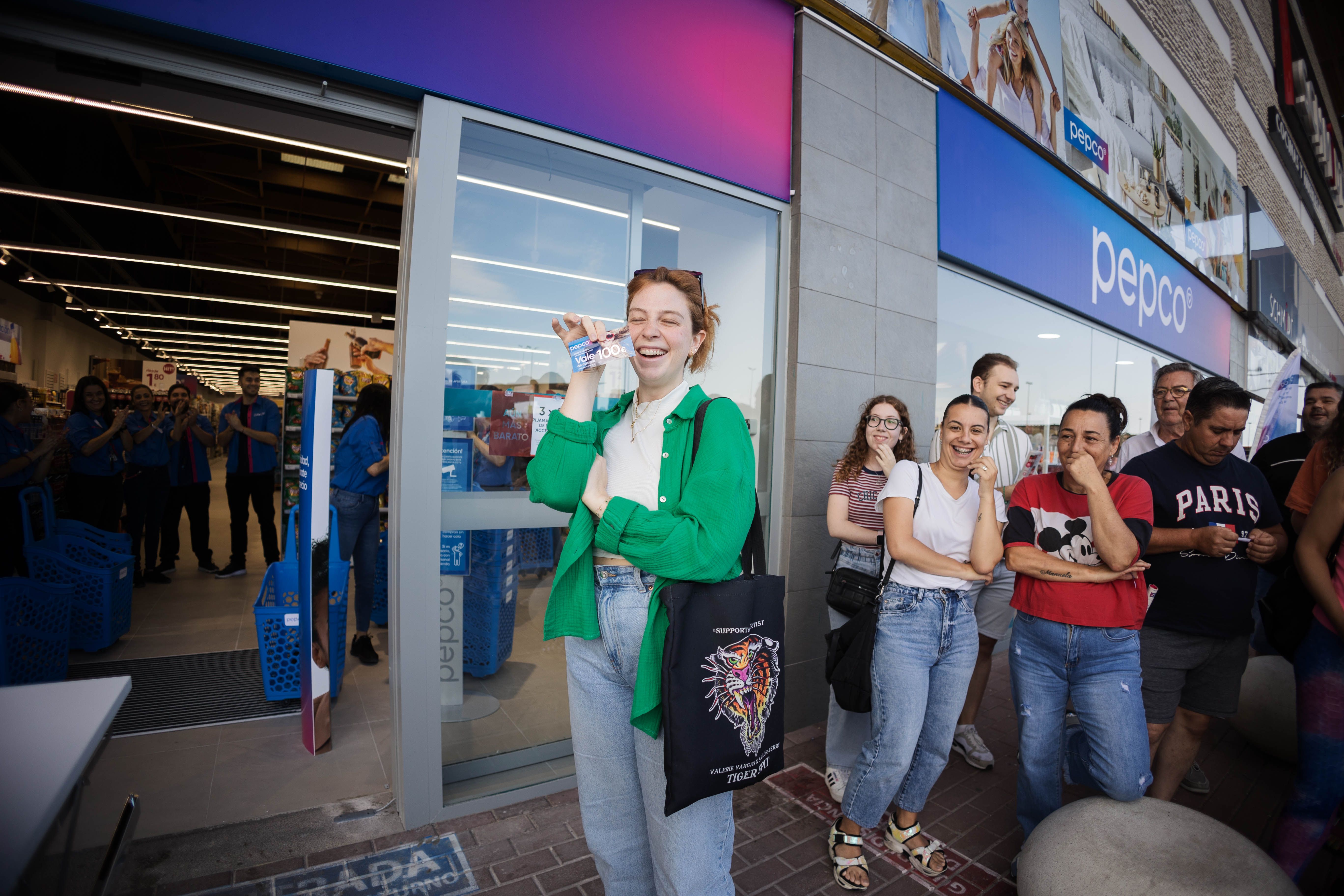 La apertura de Pepco en Luz Shopping de Jerez atrajo a decenas de personas que guardaron cola.
