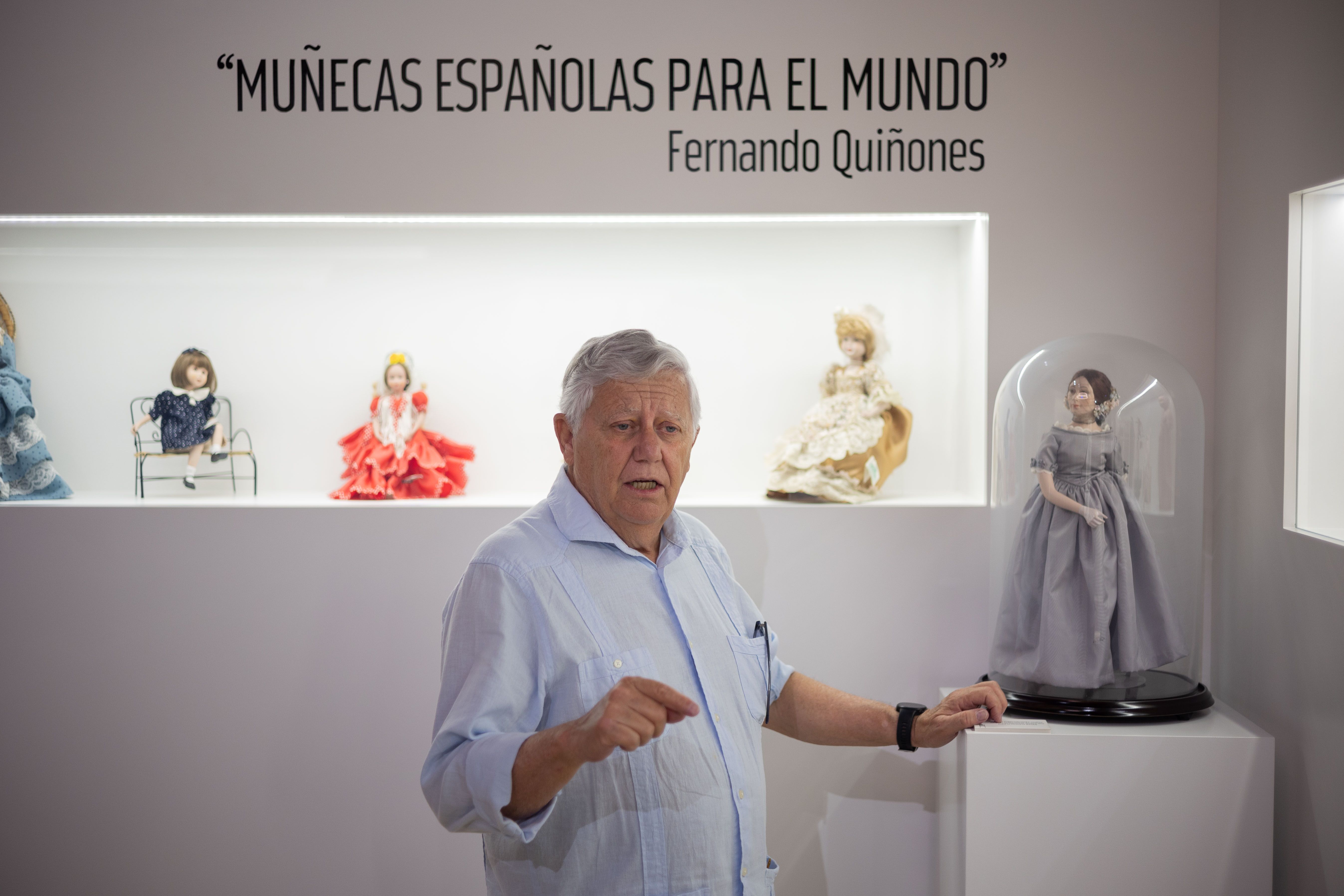 El chiclanero Ernesto Marín enseña las distintas muñecas de la colección en Chiclana.