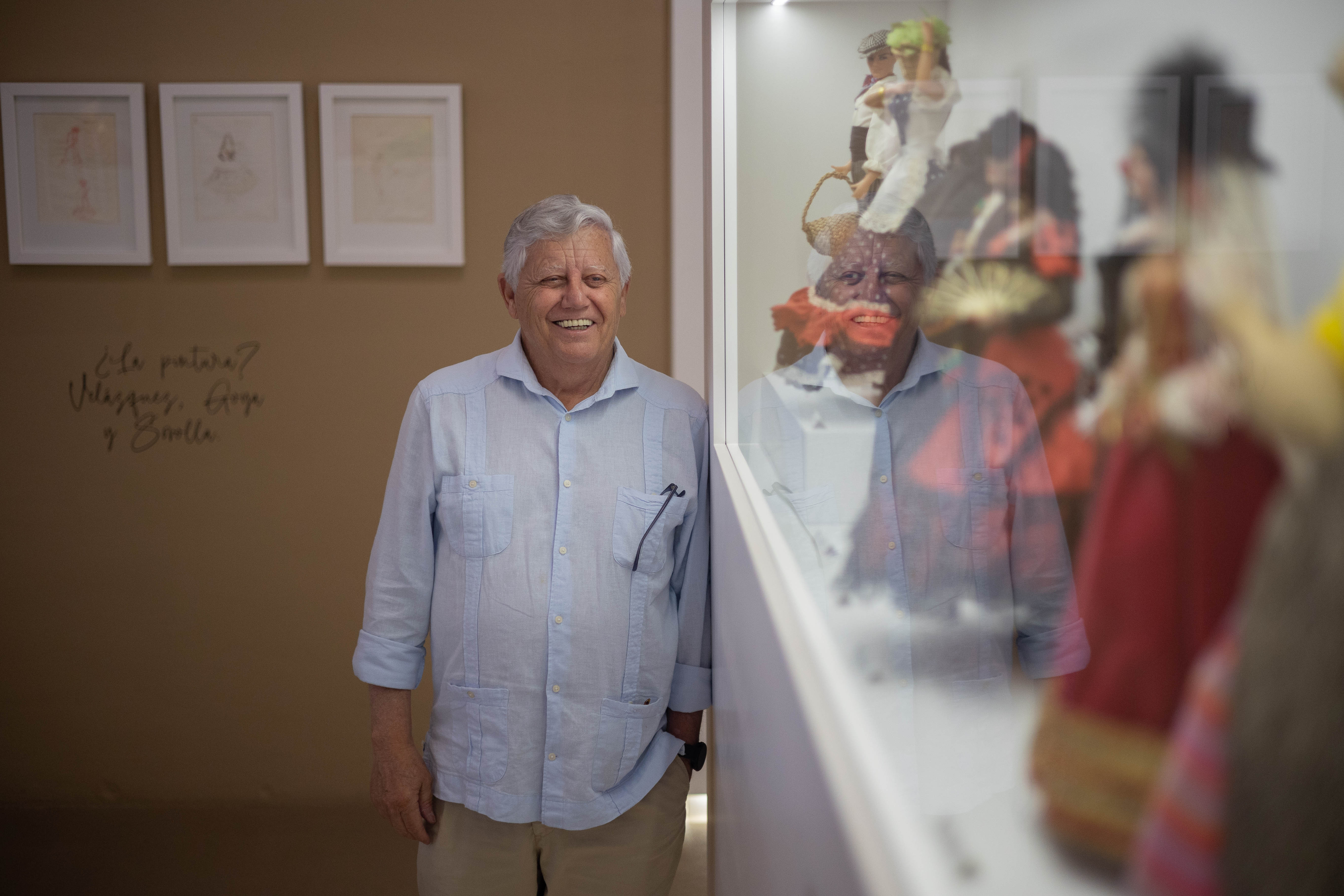 Ernesto Marín posa junto a una de las vitrinas del espacio dedicado a las muñecas en Chiclana. 
