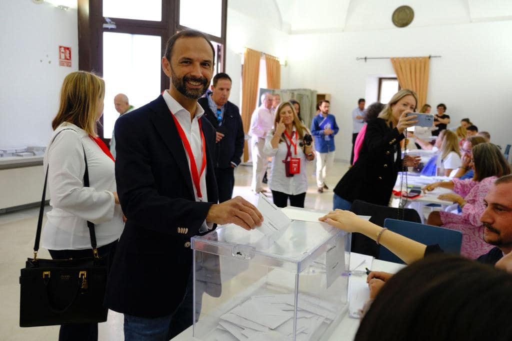 Víctor Mora, alcalde saliente y candidato del PSOE en Sanlúcar, votando el 28M.