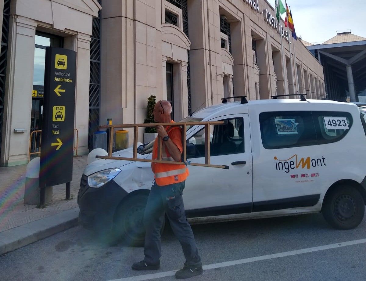 Uno de los electricistas afectado en el Aeropuerto de Málaga.