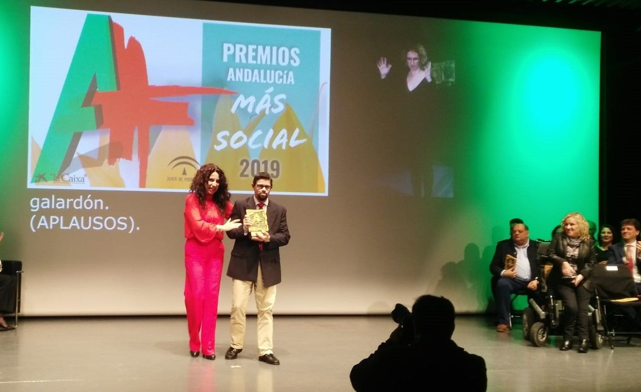 Momento de la entrega del premio Andalucía + Social al voluntario de Madre Coraje.