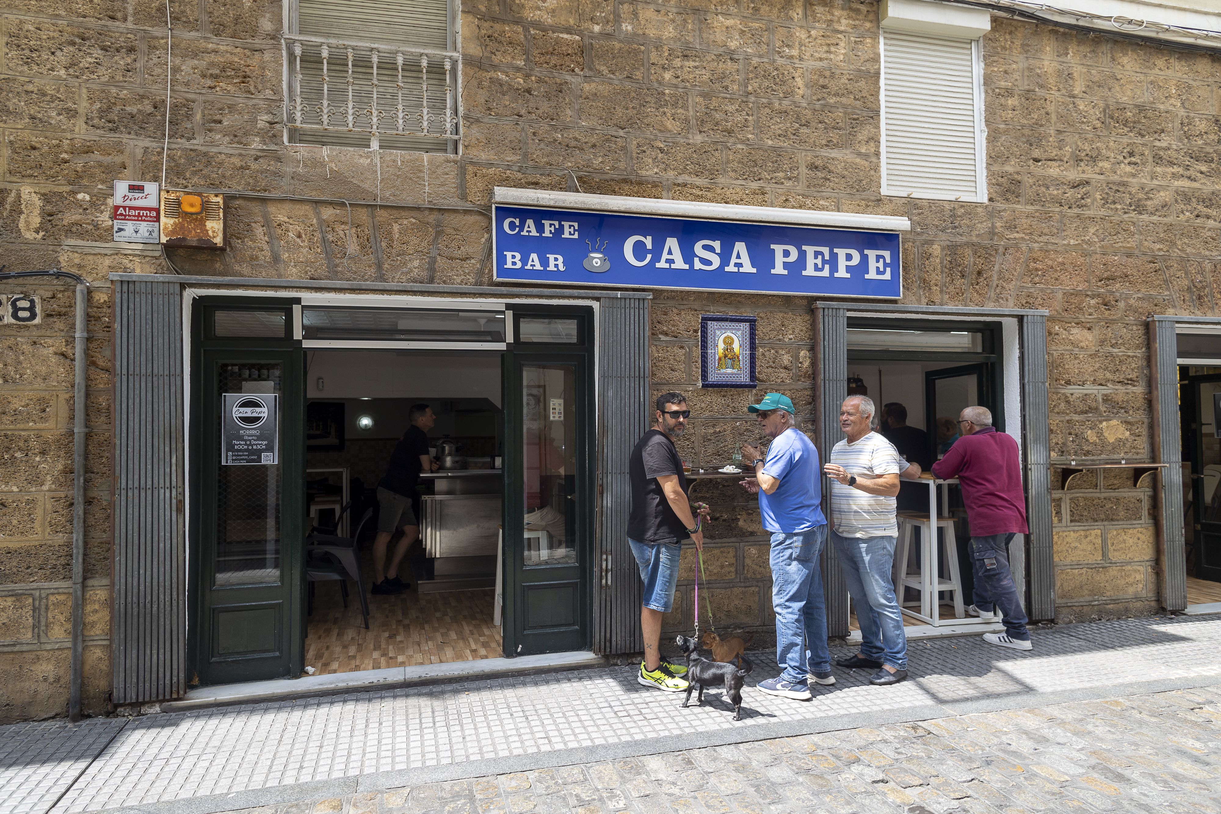 Fachada de Casa Pepe, en La Viña, a mediodía, antes de que comience la invasión de clientela local y turística.