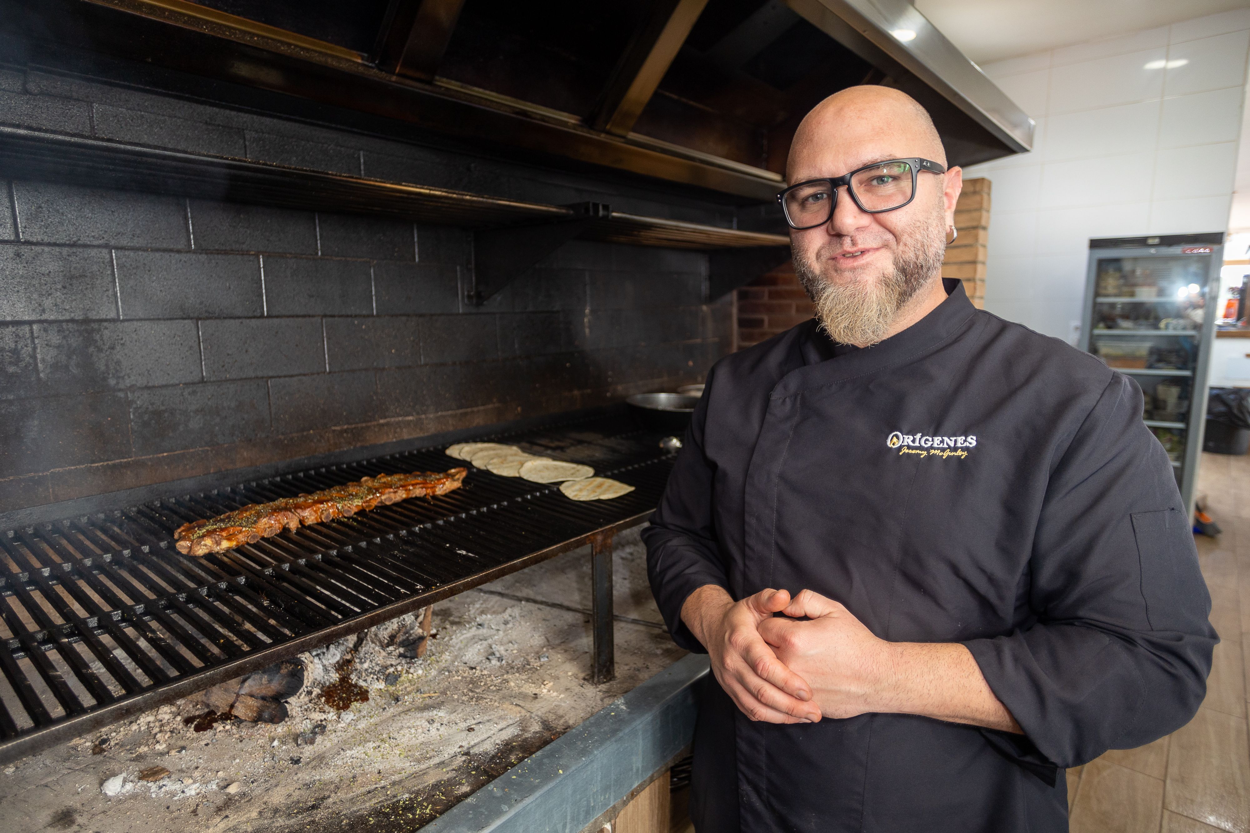 El horno de leña de encina es el alma del restaurante isleño.