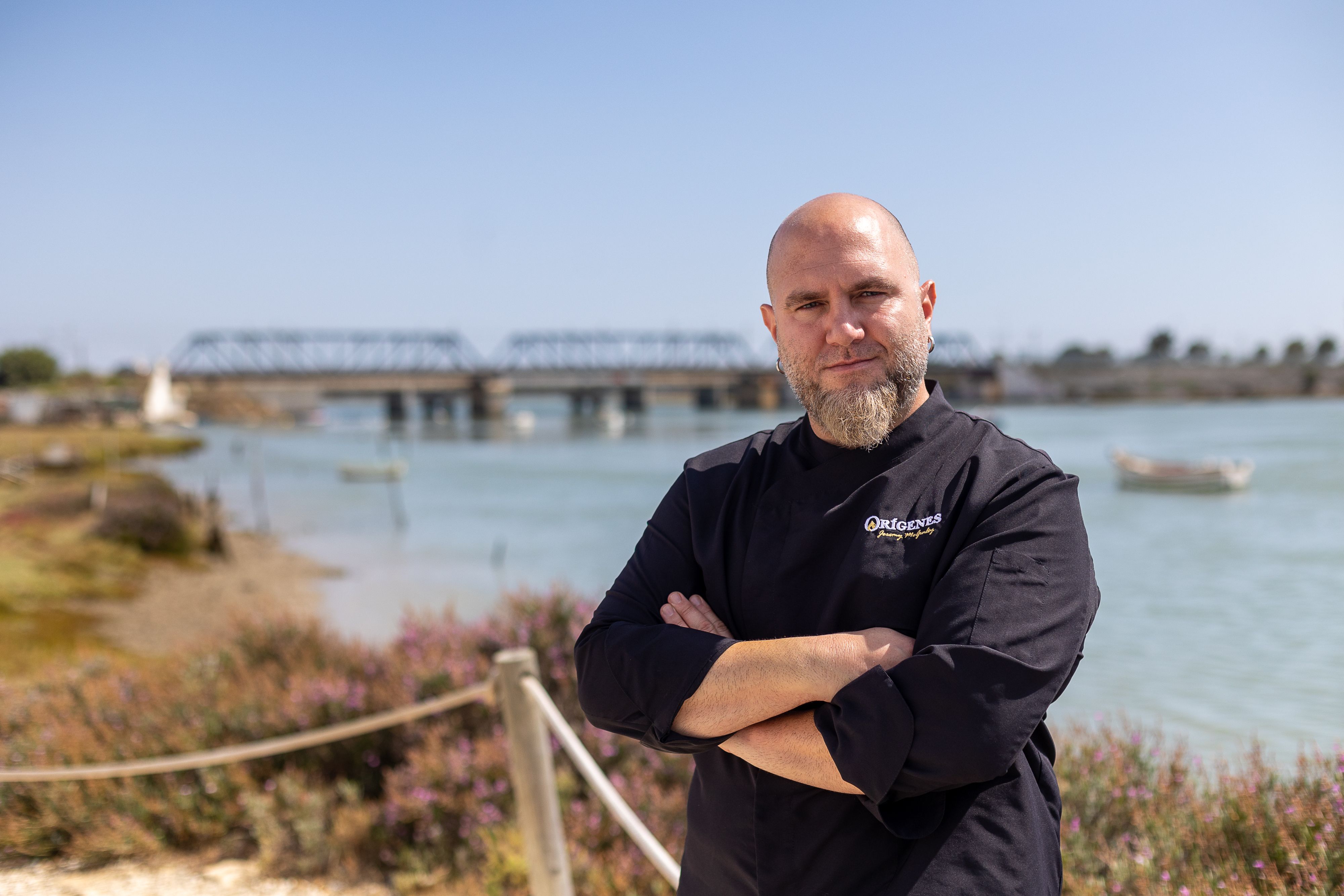 Jeremy McGinley, con el célebre Puente de Hierro de San Fernando al fondo.