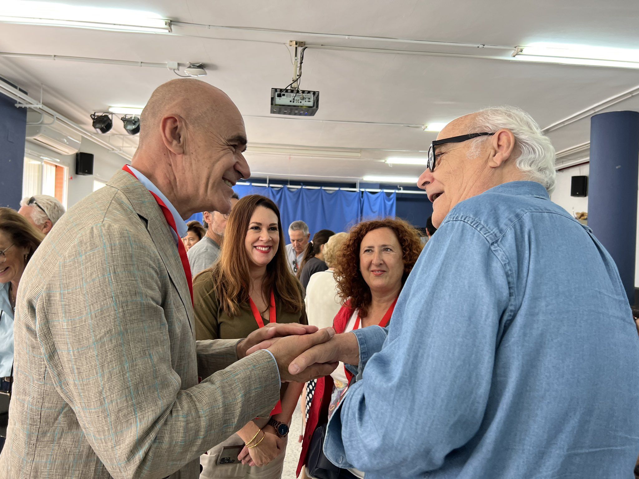 Antonio Muñoz, a la izquierda, en la jornada electoral del pasado 28M.