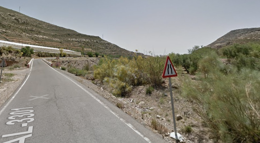 Una carretera a la salida de Vícar, localidad donde tuvo lugar el accidente hace 29 años.
