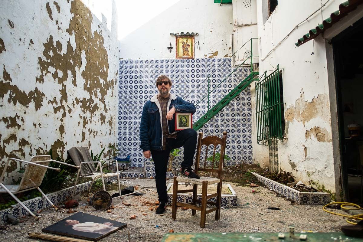 Dani Llamas, en el interior de una casa abandonada del centro de Jerez, este lunes. FOTO: MANU GARCÍA