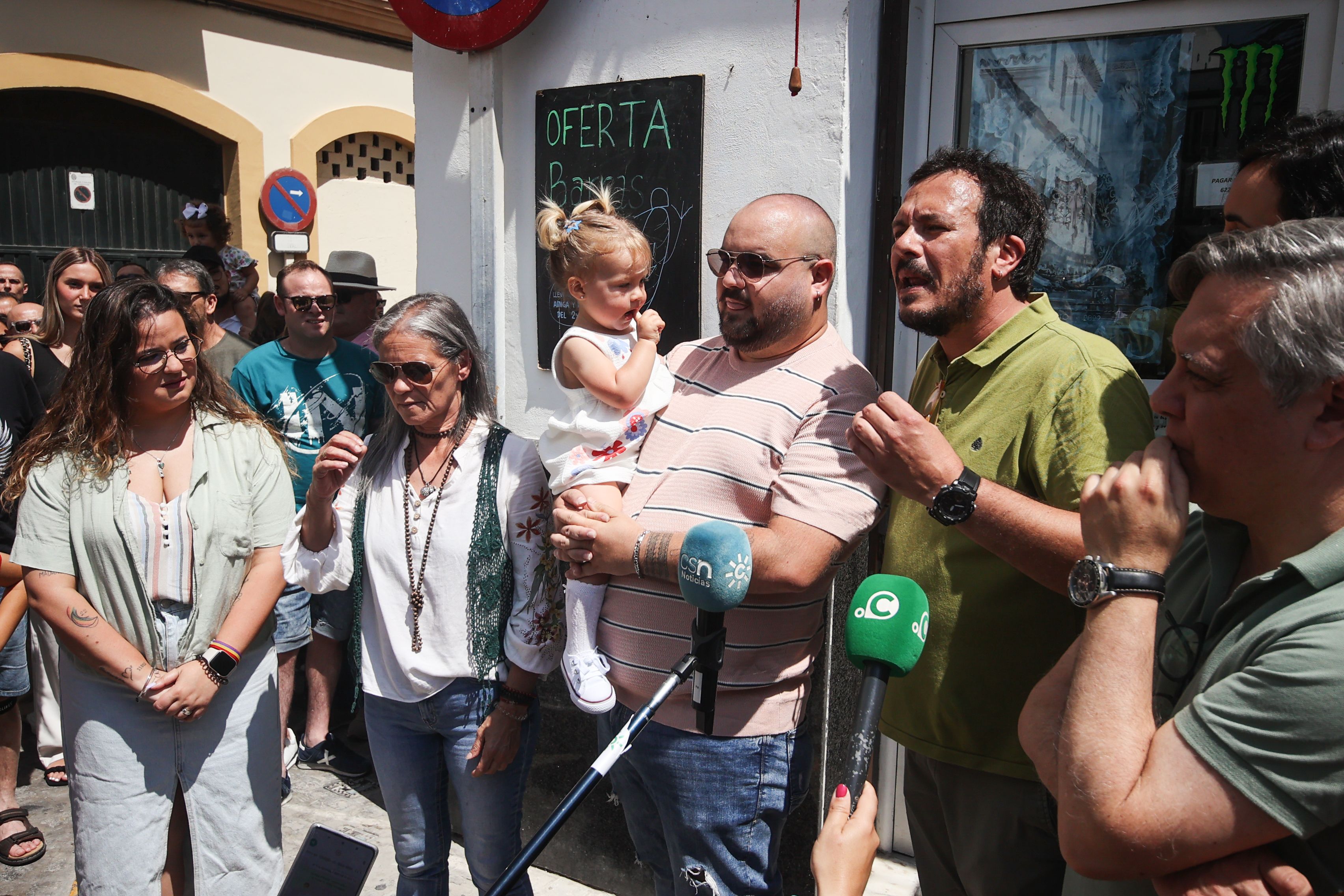 Su hija, Palmira; su viuda, Meli Grosso; su hijo Manuel y su nieta, Manuela, con el alcalde saliente en el acto de este sábado.    MANU GARCÍA