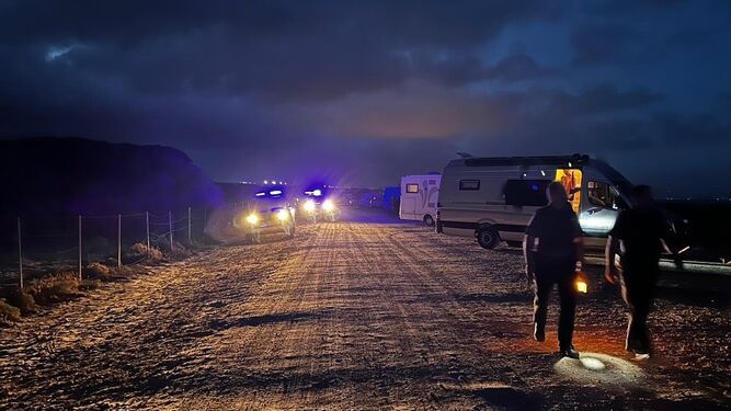 La Guardia Civil, desmantelando la acampada ilegal de caravanas en Tarifa.