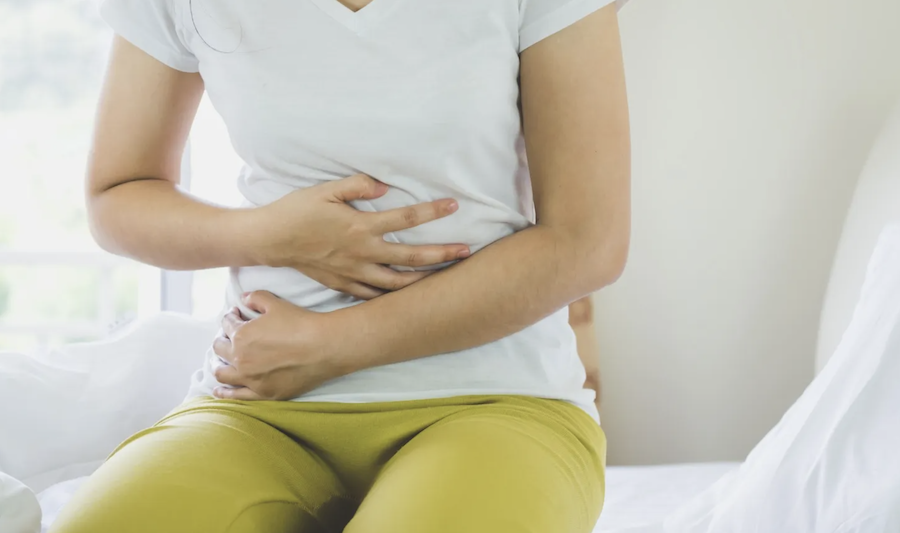 Una mujer con menstruación incapacitante, uno de los nuevos motivos para solicitar bajas laborales.