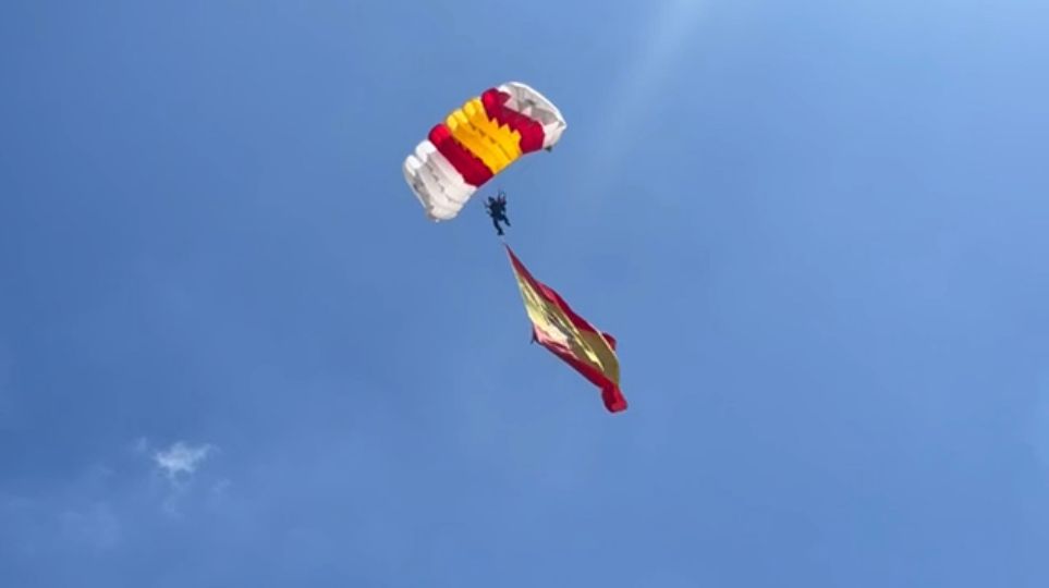 La cabo Carmen Gómez Hurtado, primera paracaidista en llevar la bandera el Día de las Fuerzas Armadas.