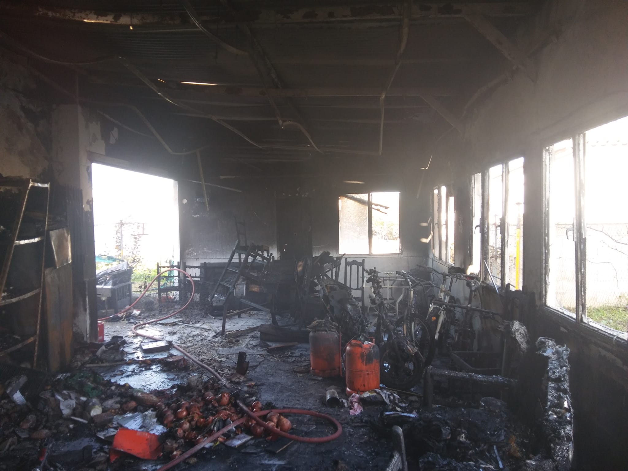 Incendio en una vivienda y garaje de Conil. Incendio en una vivienda y garaje de Conil.