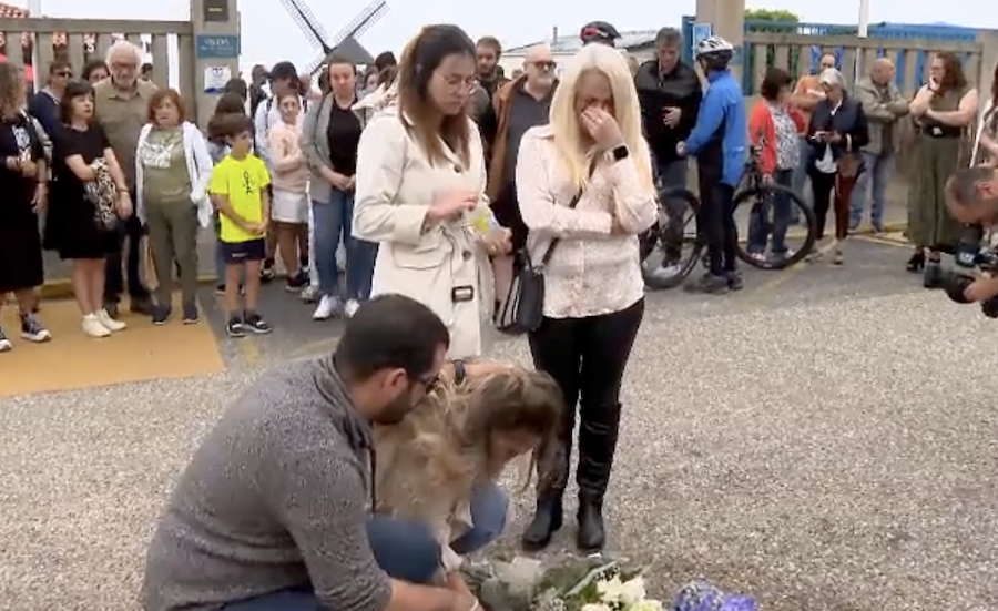 Familiares de Ana Vanessa, tras el minuto de silencio celebrado en el camping donde trabajaba.