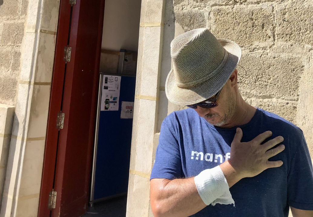 Charlie Geer, el 'amerizano', a las puertas del centro de salud Madre de Dios en Jerez, en días pasados, en una foto subida a sus redes sociales.