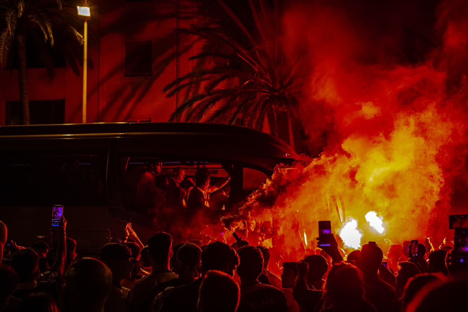 Euforia amarilla por la permanencia: fiesta de Primera a las cinco de la mañana en Cádiz