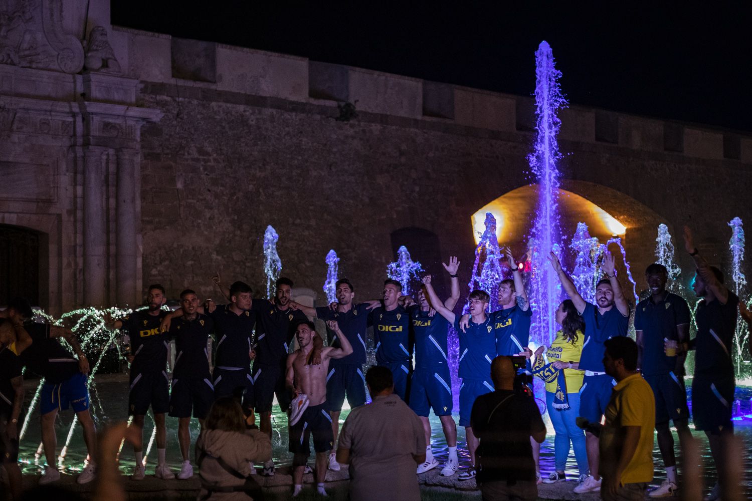 Fiesta por la permanencia del Cádiz CF, en la madrugada de este pasado lunes.