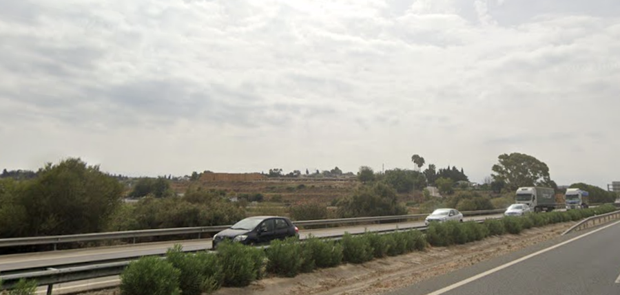 Coches circulando por la A-381, cerca de Jerez, donde tiene lugar el accidente.