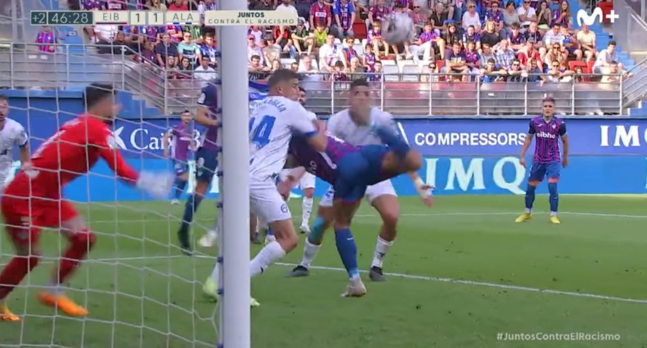 El impresionante remate de Stoichkov, jugador del Eibar nacido en San Roque.