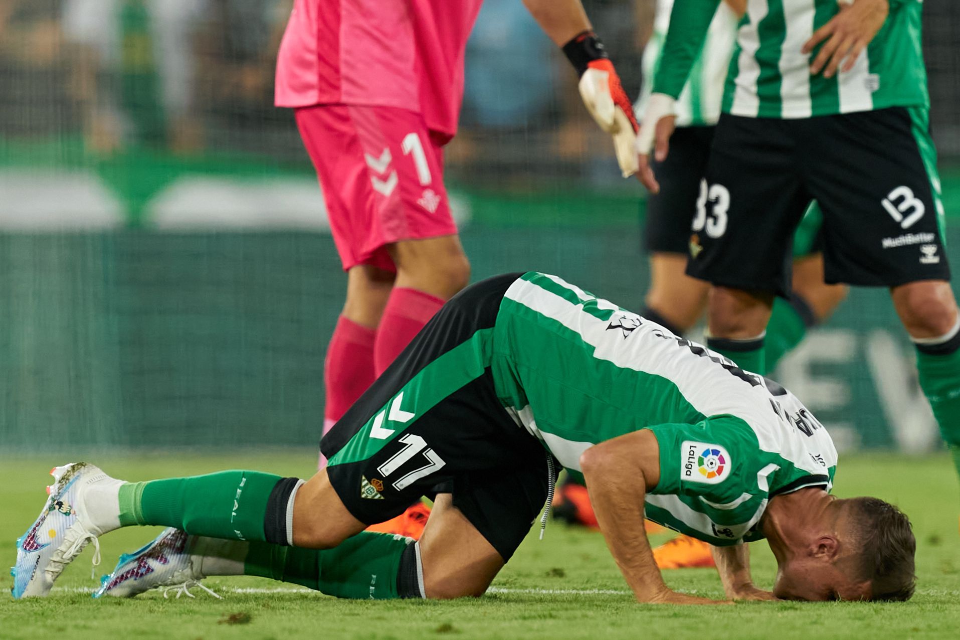 Joaquín besando el césped del Benito Villamarín en su último partido en el fútbol profesional.