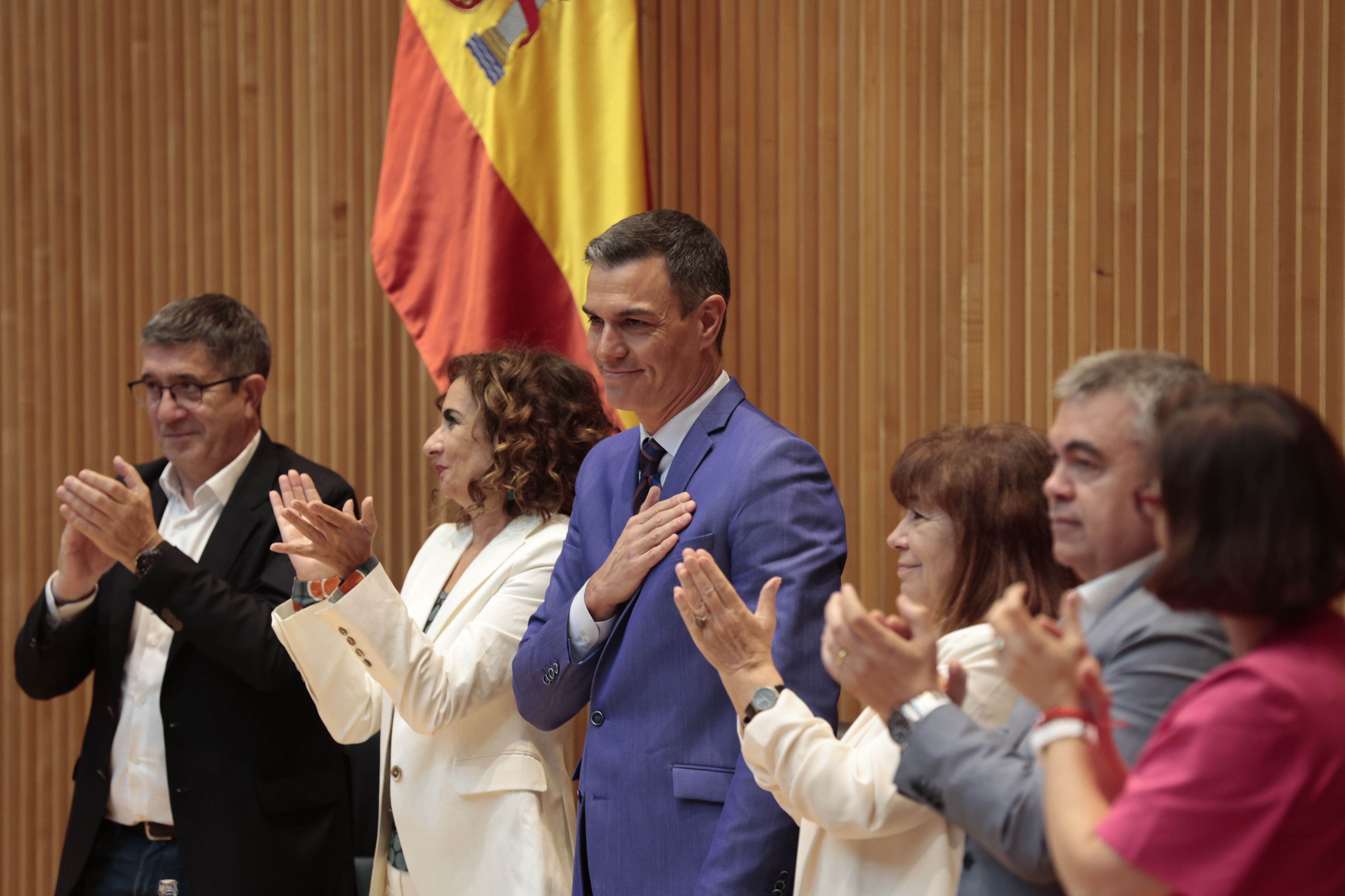 Pedro Sánchez con políticos de su partido. 