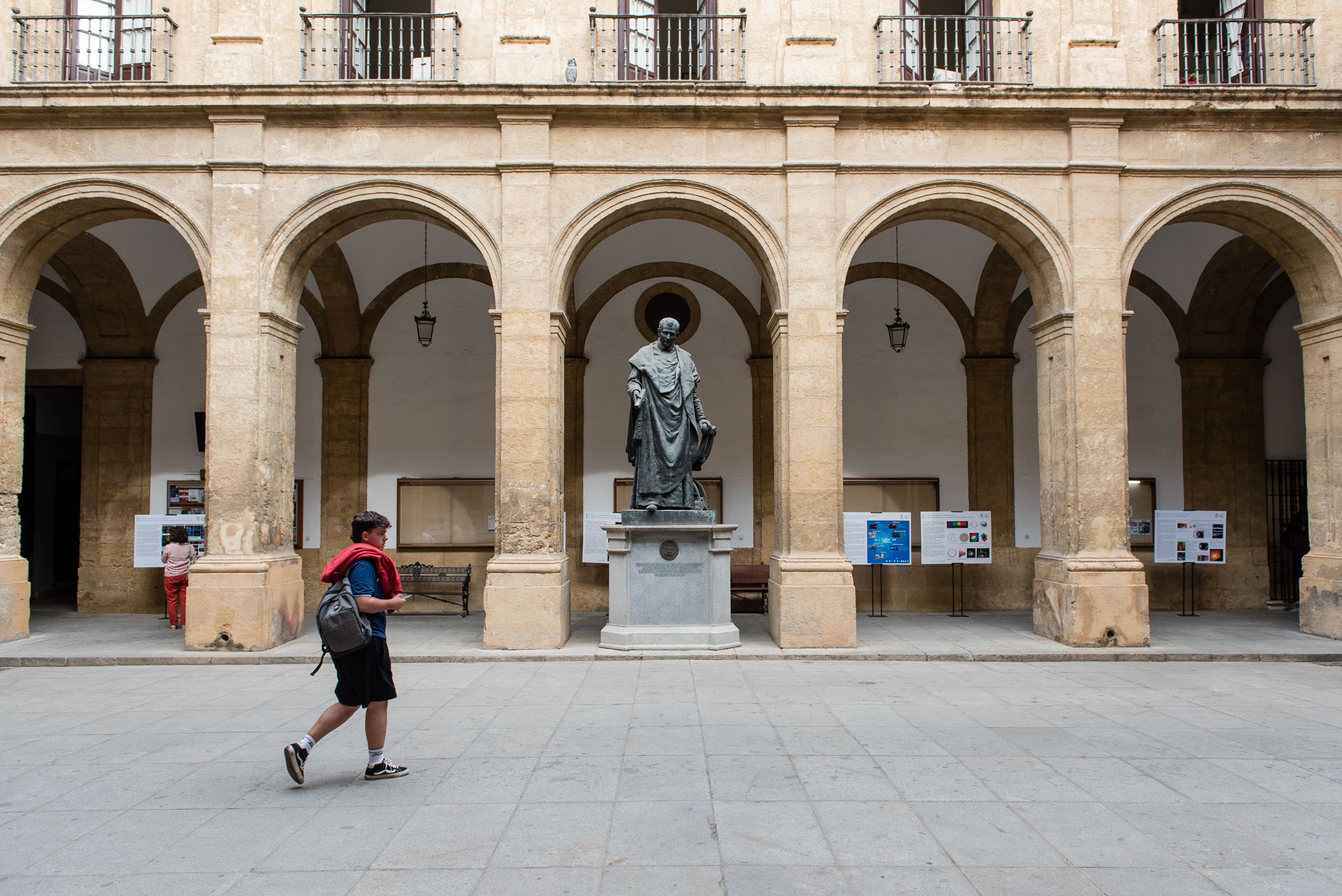 Un estudiante pasea por el rectorado de la Universidad de Sevilla. 