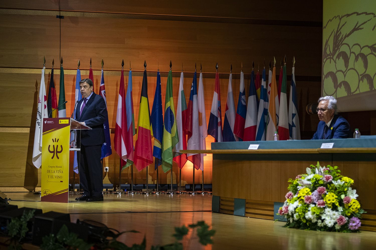 El ministro Luis Planas, durante su discurso de apertura, con Luigi Moio en la mesa presidencial.   GERMÁN MESA