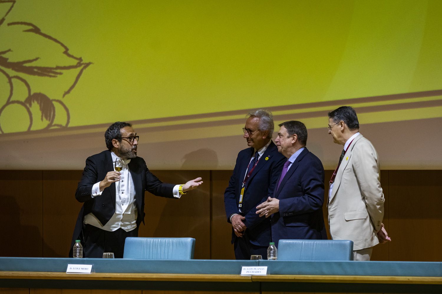 El presentador brinda con una copa de palo cortado ante Luigi Moio, Luis Planas y Pau Roca.