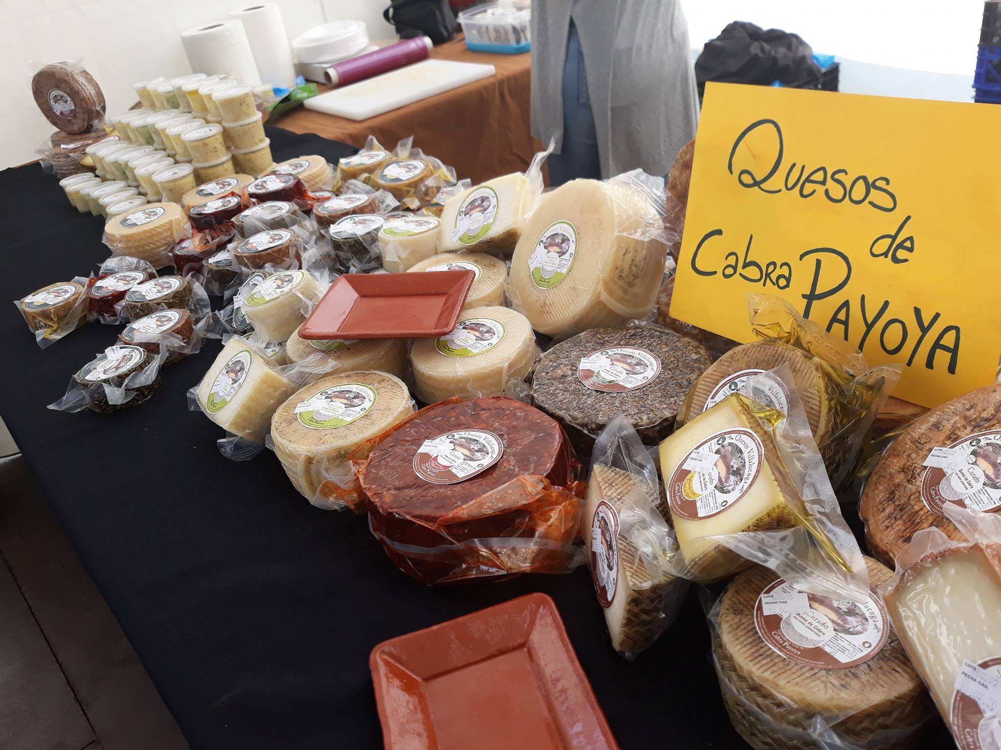 Una selección de quesos artesanales de Villaluenga del Rosario en un puesto dedicado a muestras de los parques naturales de Cádiz.