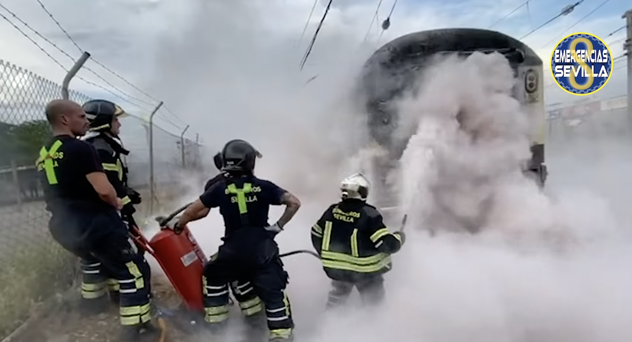 Bomberos intervienen en el incendio de cuatro vagones en Sevilla. 