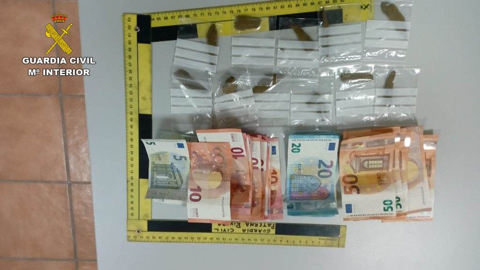 Se han intervenido pequeñas cantidades de hachís y más de 600 euros.