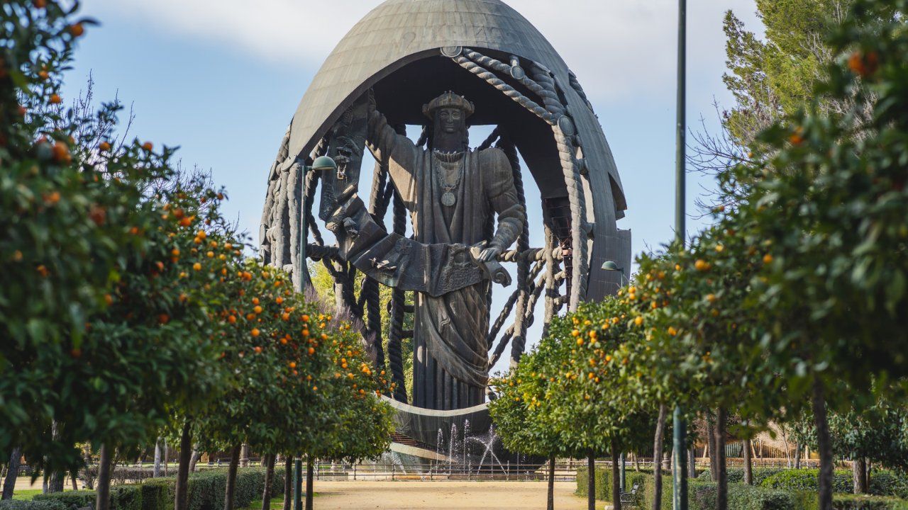 La estatua más alta de España está en Sevilla y los chatarreros se frotan las manos.