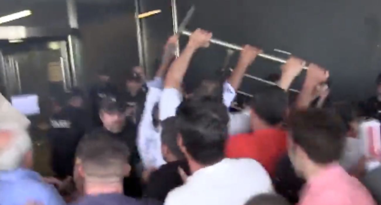 Ganaderos portan una valla en su intento de asaltar una sede de la Junta de Castilla y León.