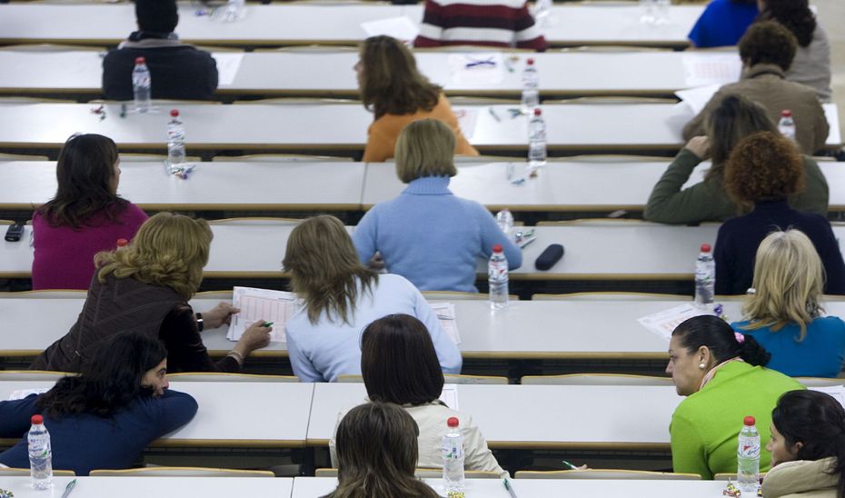 Imagen de archivo de opositores realizando un examen.