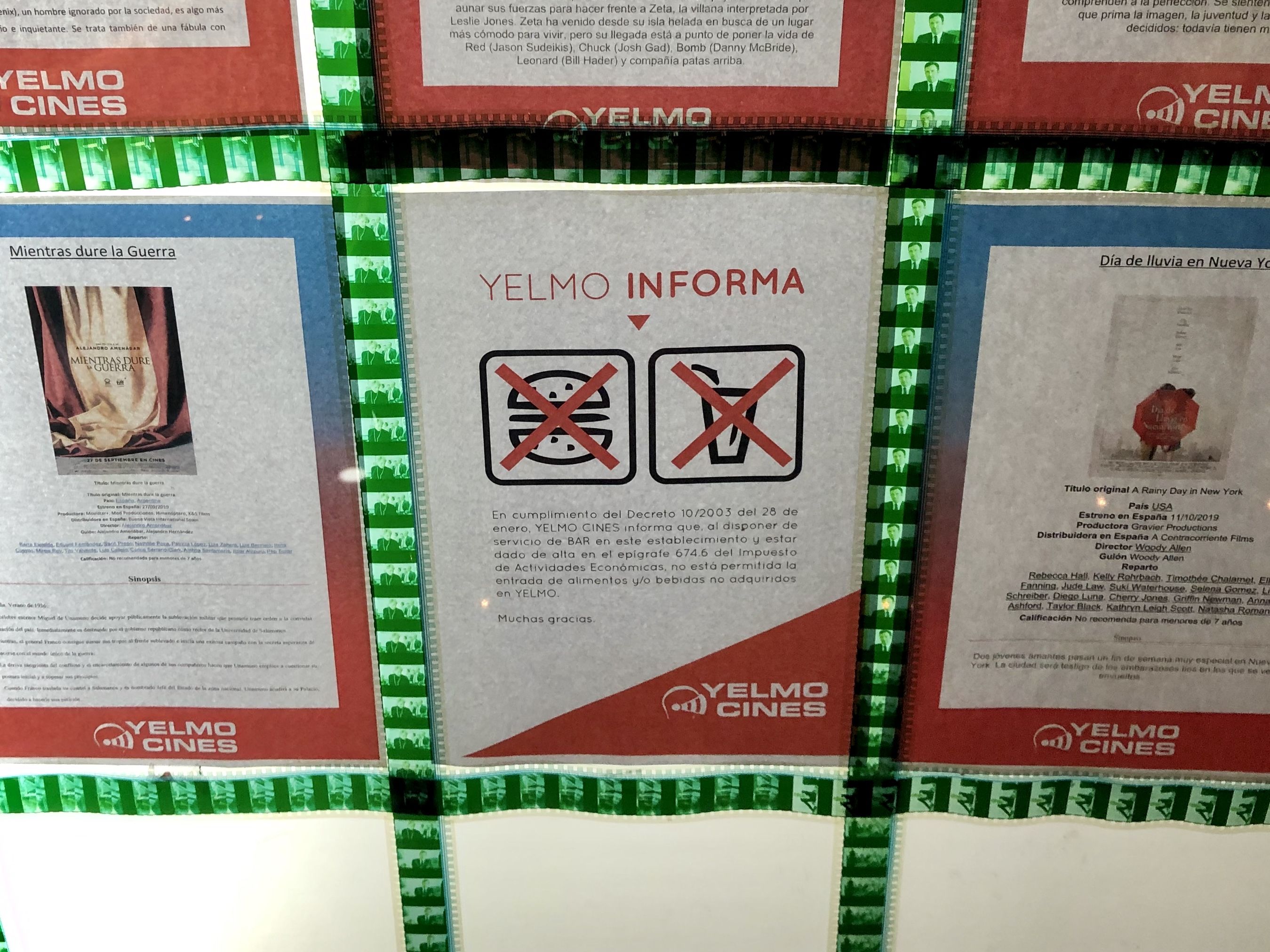 Cartel de Yelmo donde se impide introducir comida.