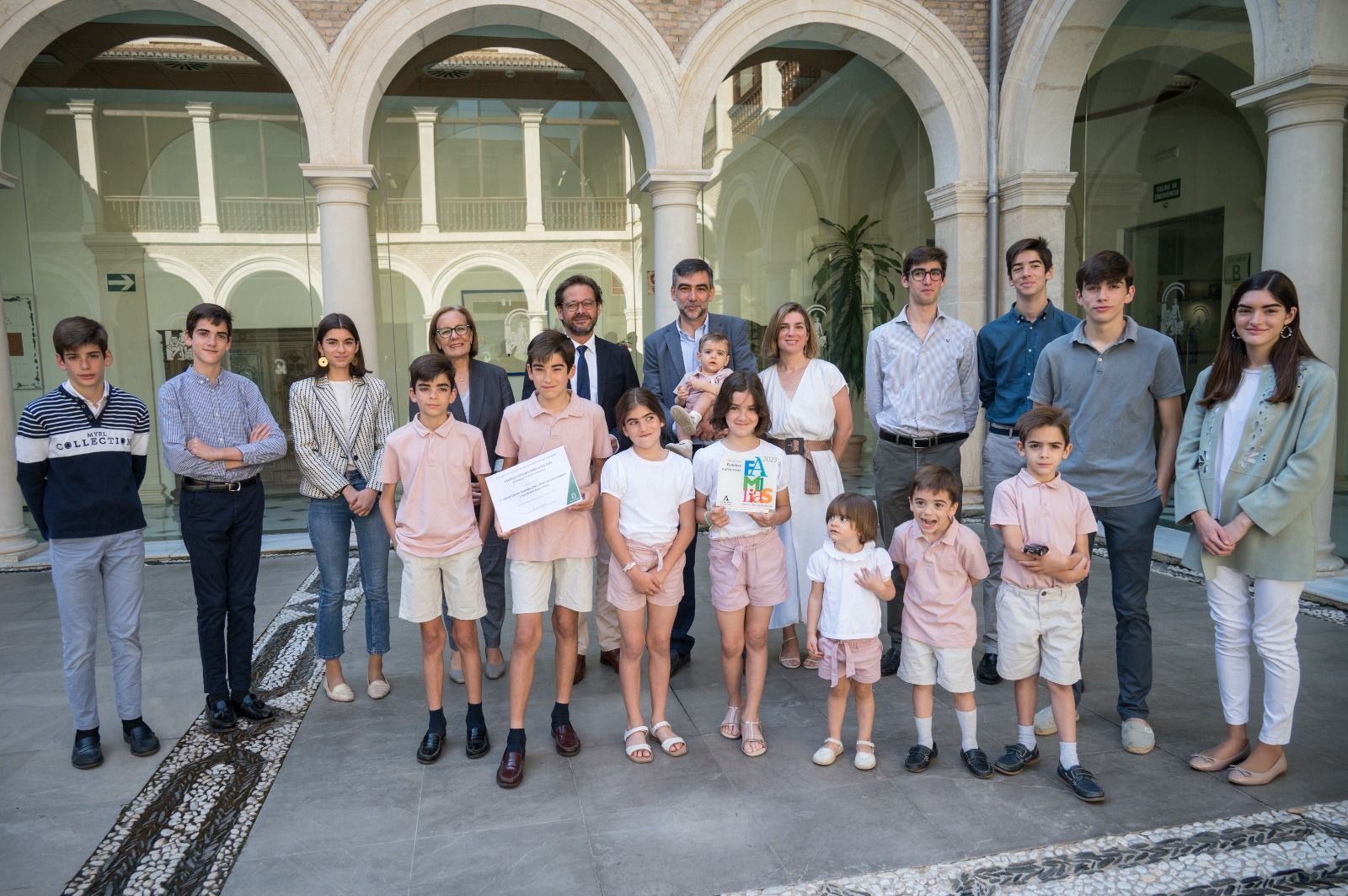 Imagen de la familia galardonada al completo.