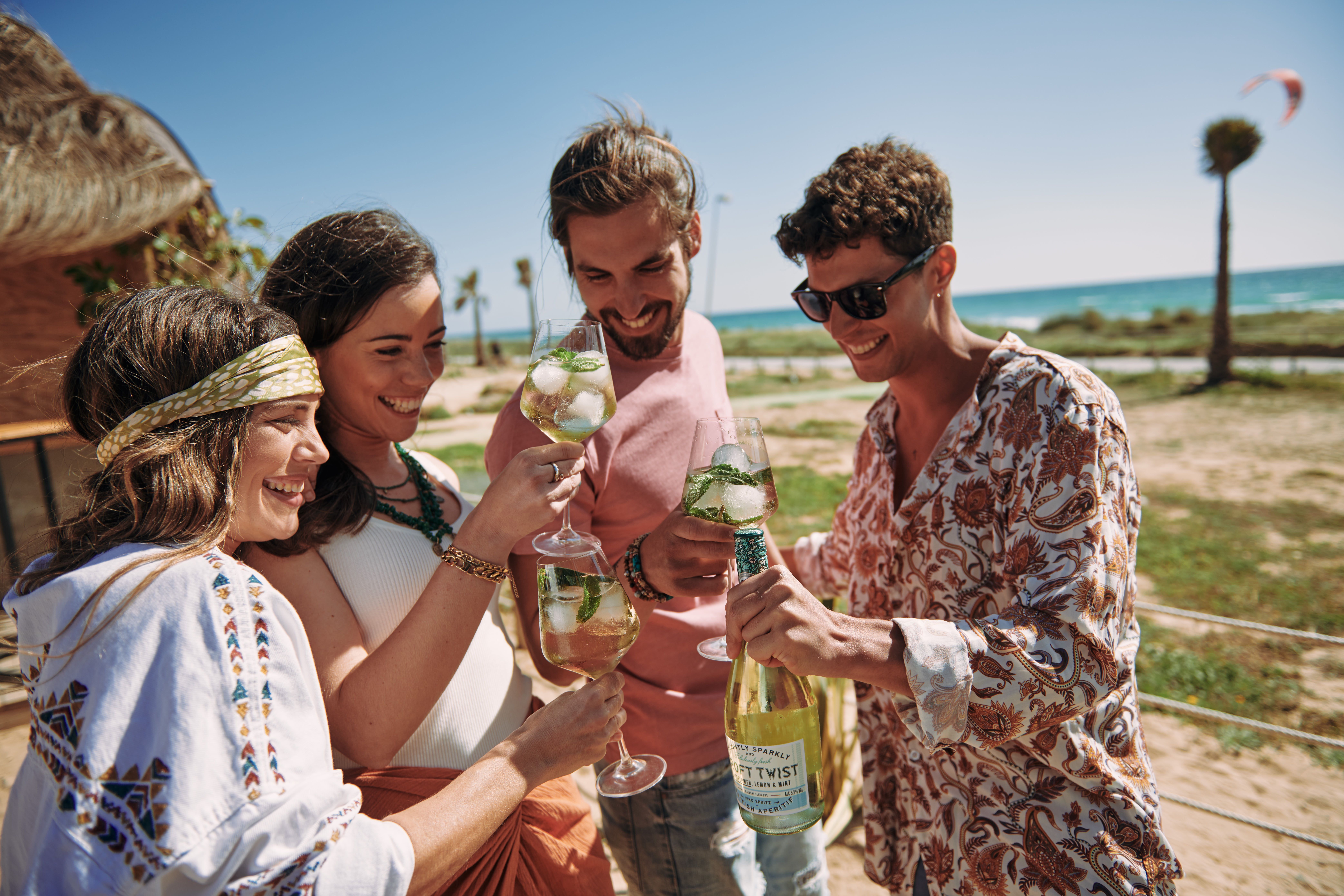 Un grupo de amigos disfrutando de Croft Twist.