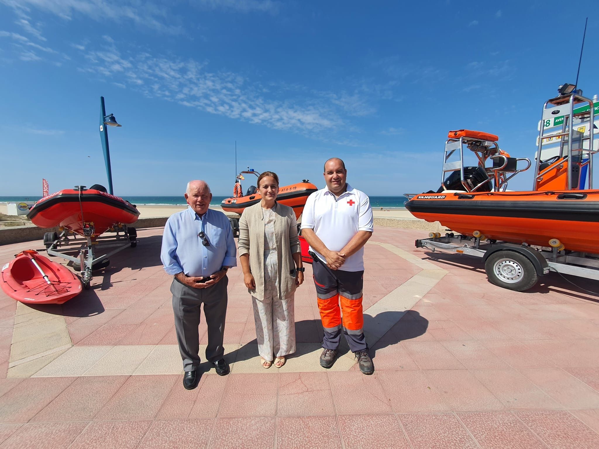 Más medios para el servicio de salvamento y socorrismo en Chiclana. Cruz Roja Española invierte 140.000 euros para la adquisición con dos nuevas motos acuáticas y tres embarcaciones.