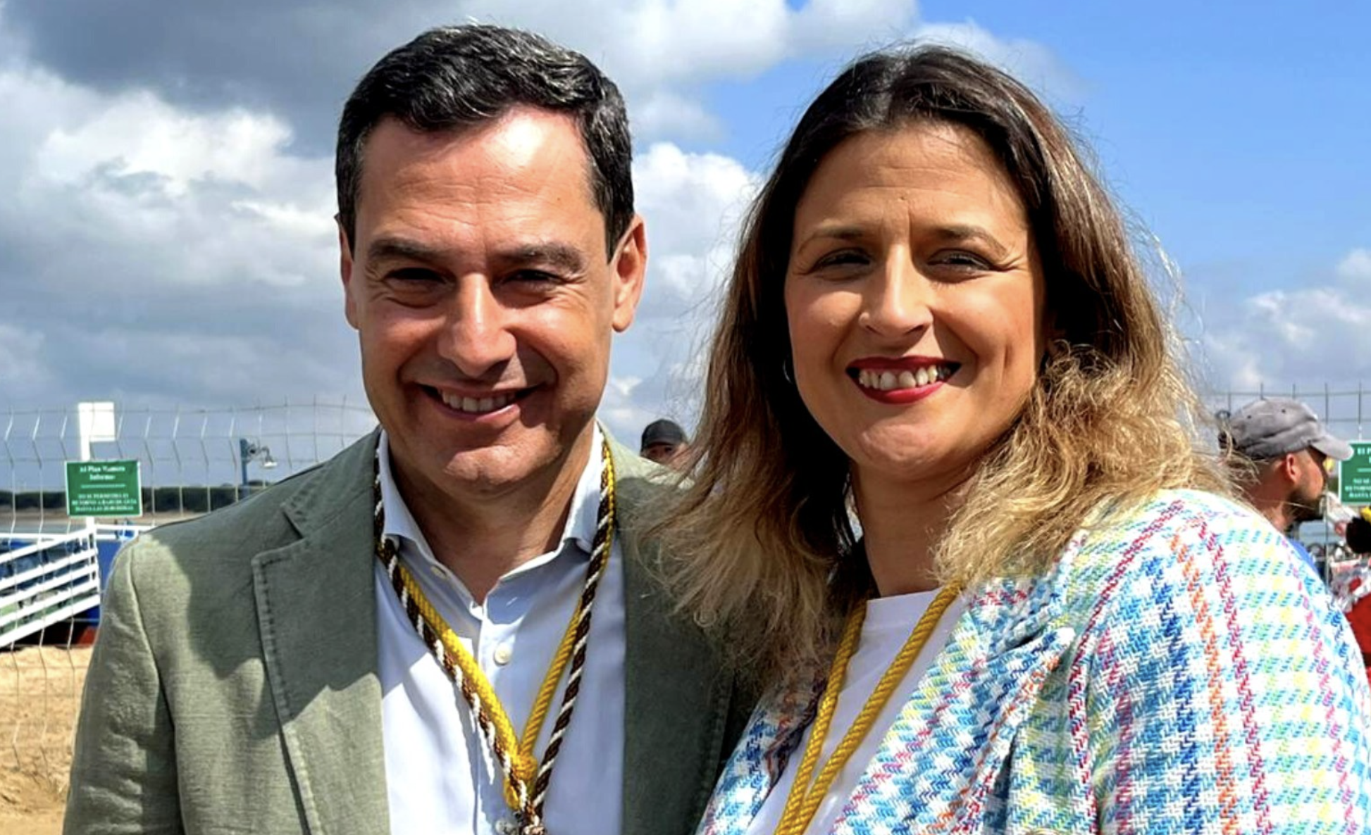 Carmen Pérez, del PP de Sanlúcar, junto al presidente de la Junta, Juanma Moreno, en una imagen reciente en Bajo de Guía.