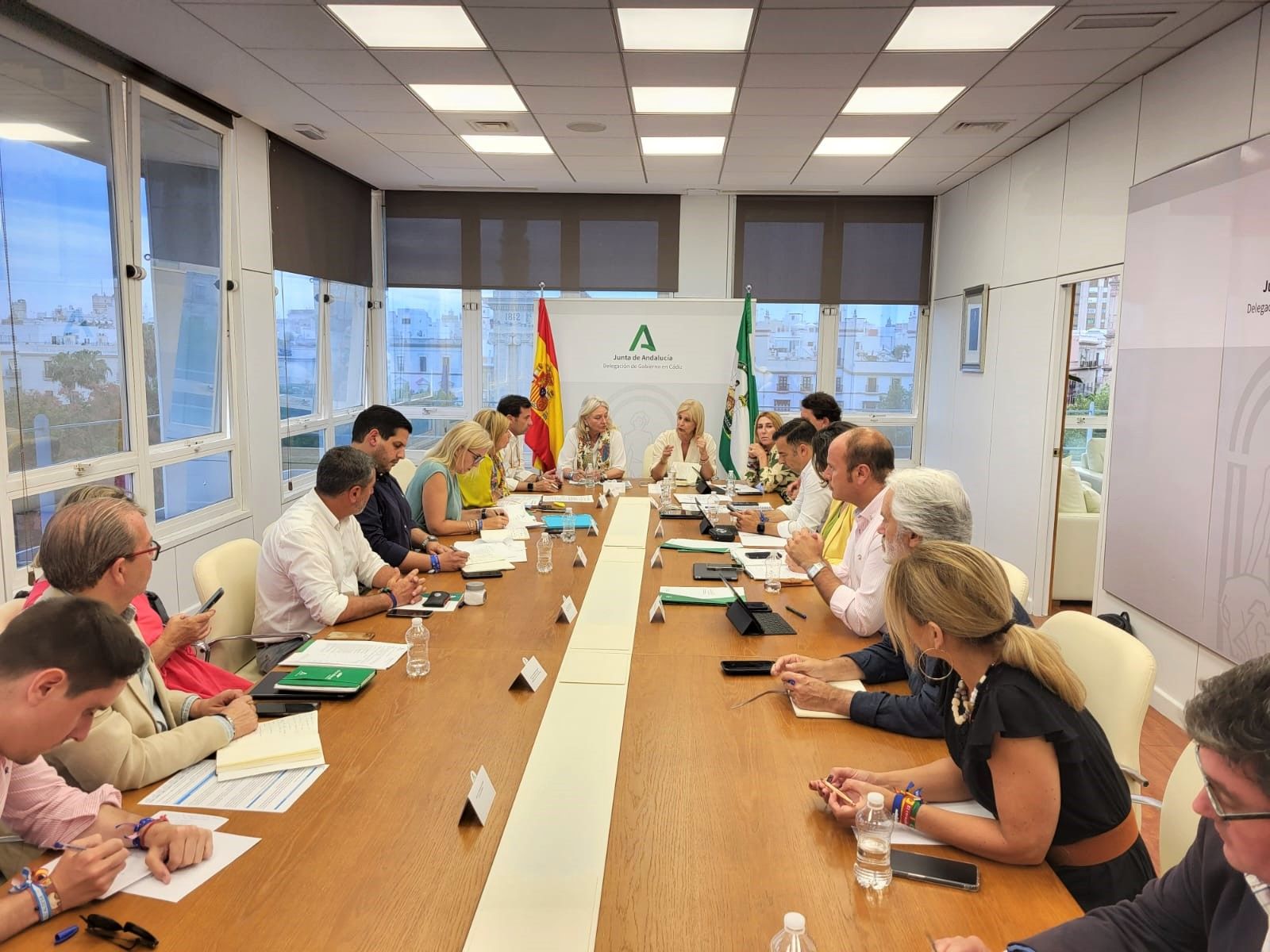 Un momento de la reunión de la alcaldesa electa de Jerez, María José García-Pelayo, con los delegados territoriales de la Junta en Cádiz, este pasado lunes.