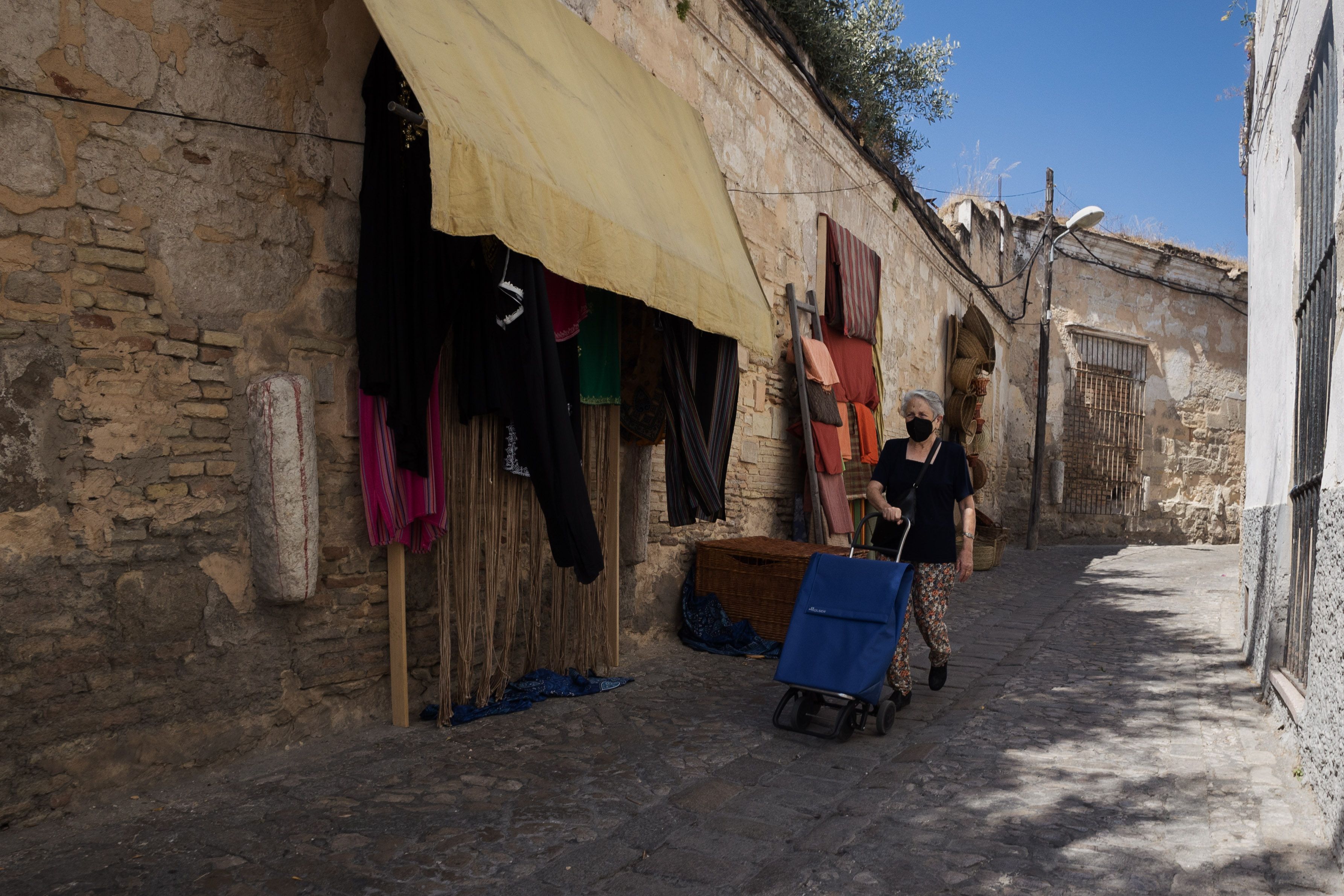 Persona de atrezzo simulando el acceso a un comercio en la calle Cabezas.    CANDELA NÚÑEZ