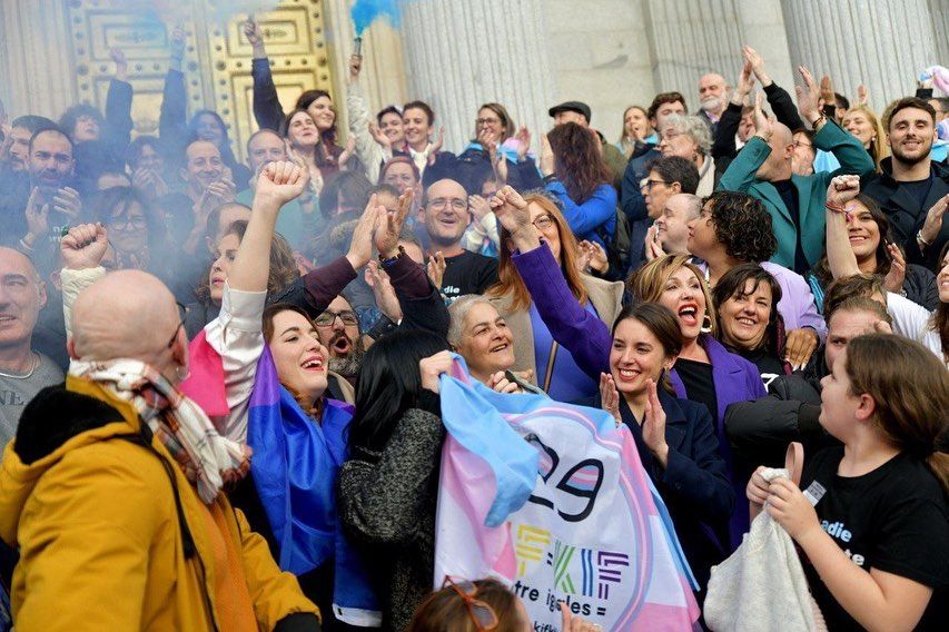 Imagen tras la aprobación de la Ley Trans, relacionada con un caso rocambolesco en Málaga.