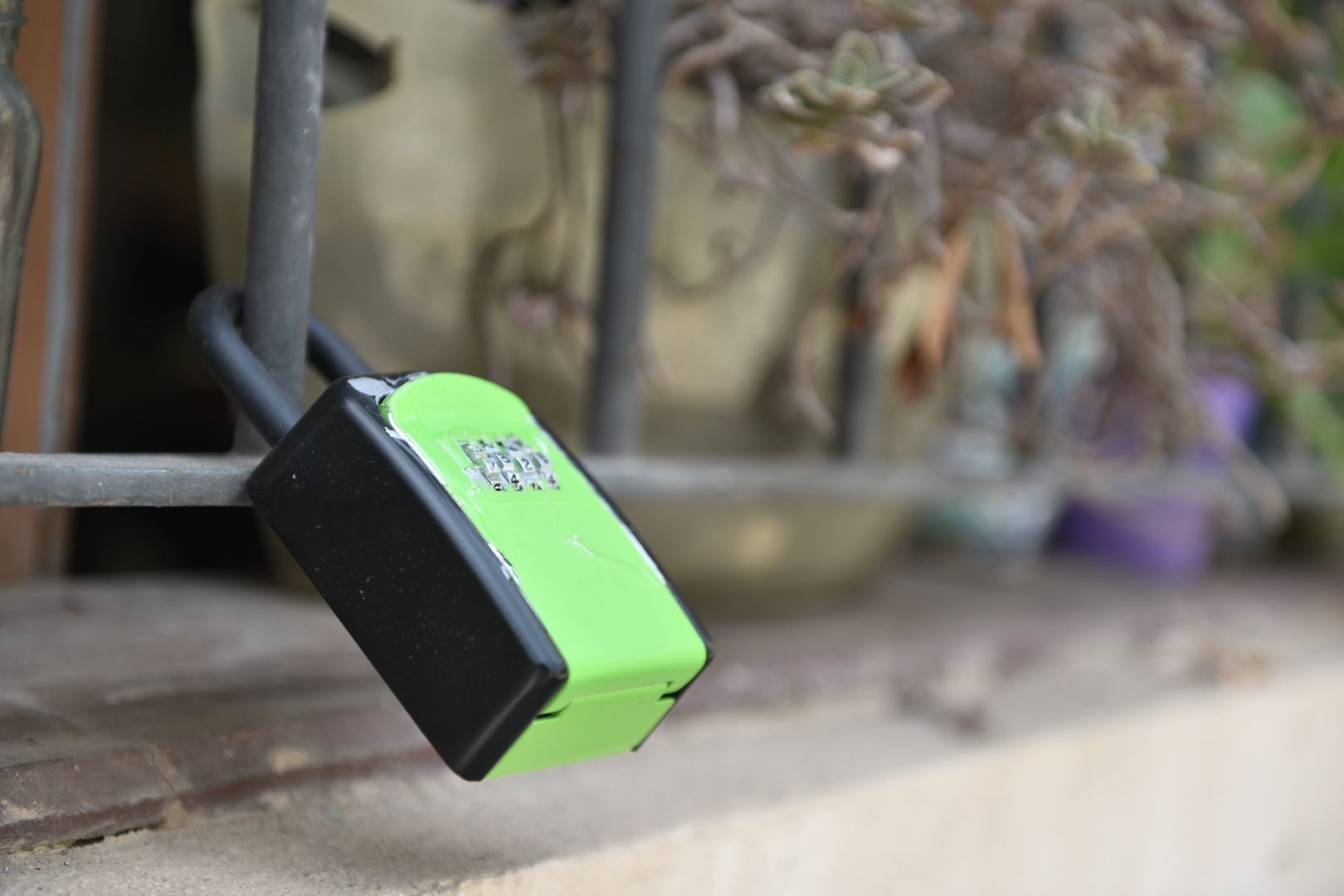 Un candado en una reja en Sevilla de uno de los pisos turísticos de la ciudad..