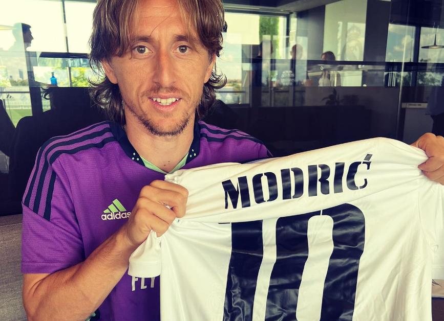 Modric y la camiseta que sorteará firmada en El Puerto. GERMÁN BEARDO.
