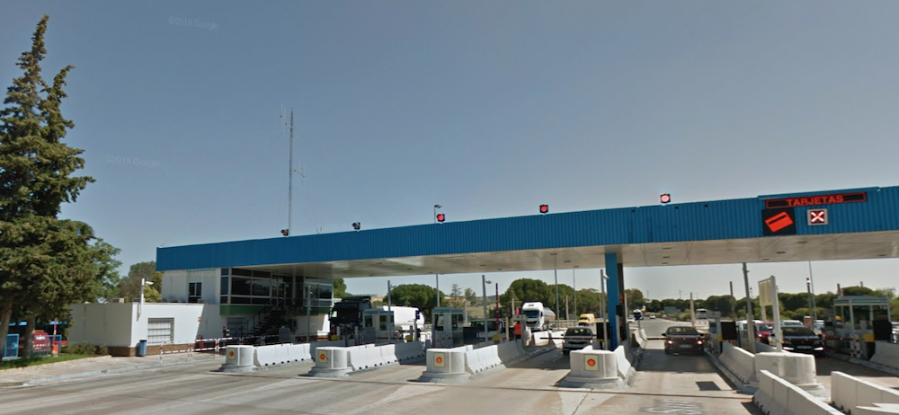Un camión, pasando por el peaje de la AP-4 en una imagen de Google Maps.