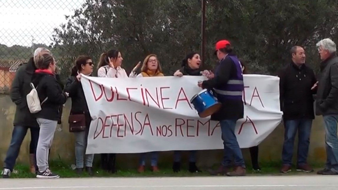 Protestas de los trabajadores del comedor a las puertas del acuartelamiento.