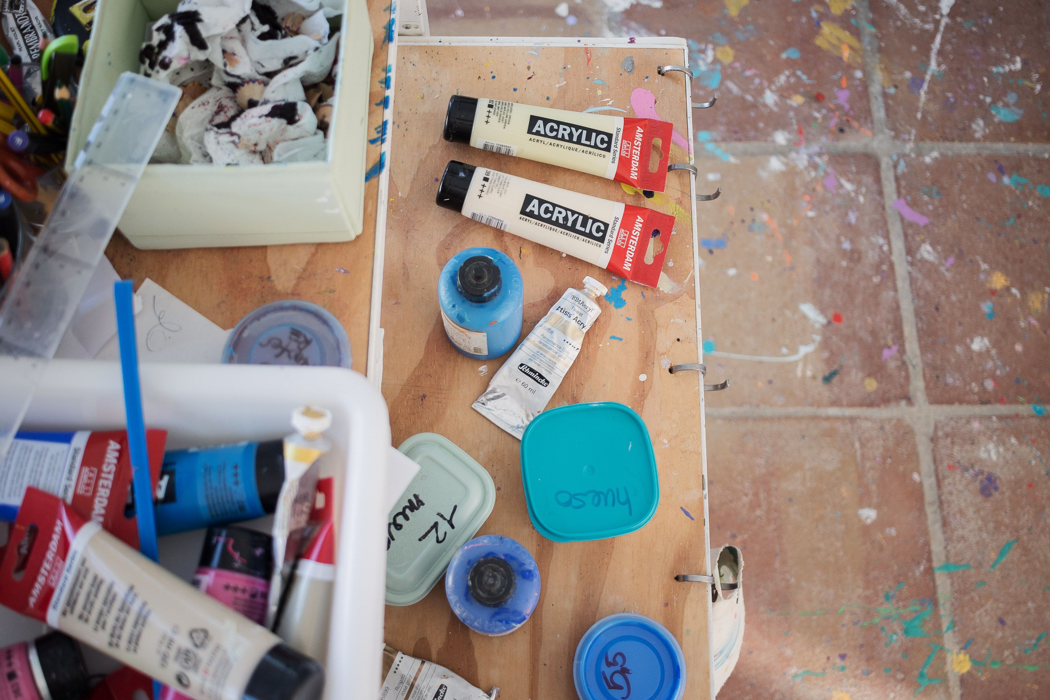 Materiales que utiliza la artista en su estudio.