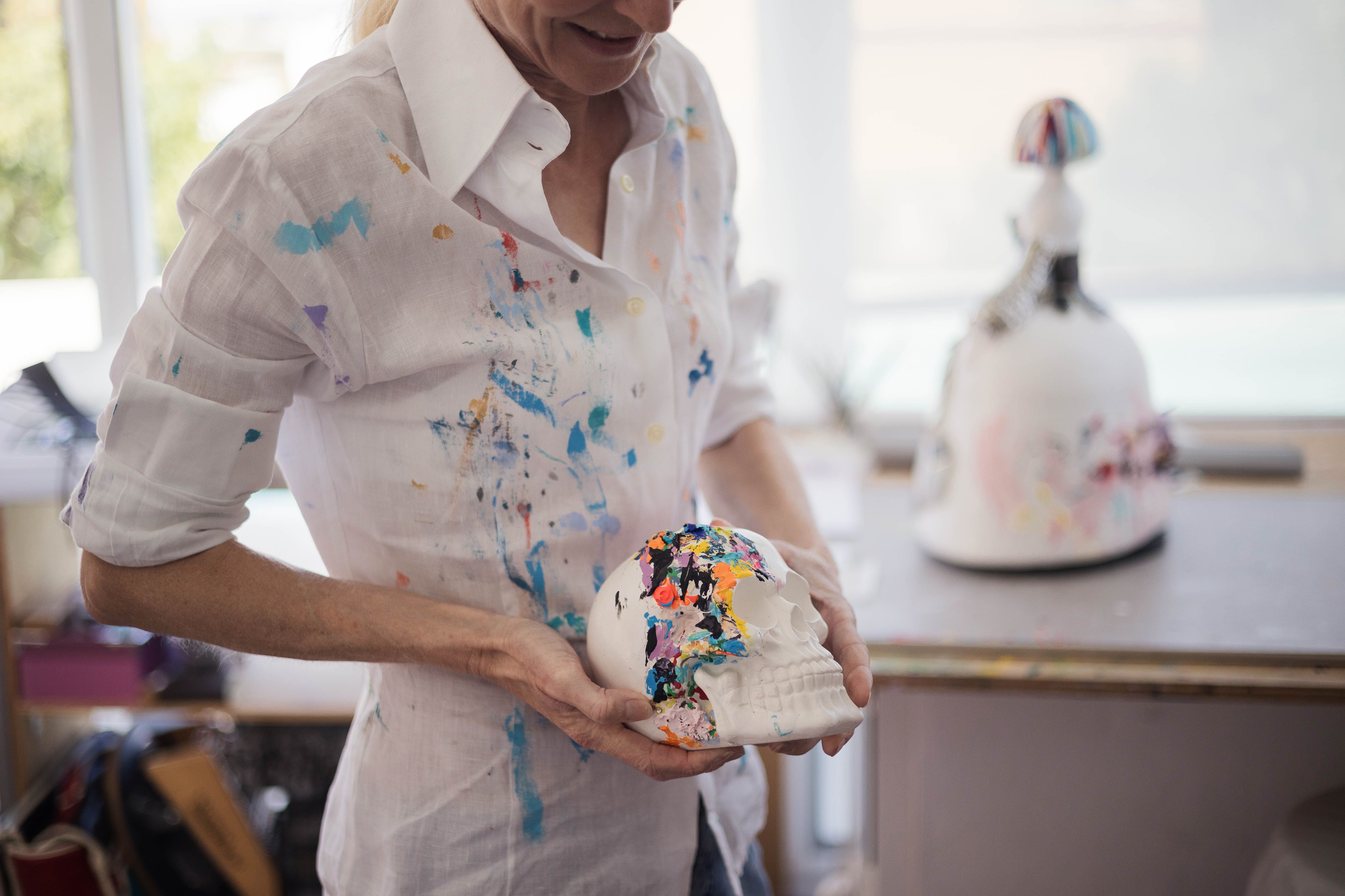 La artista sujeta una carabela decorada.